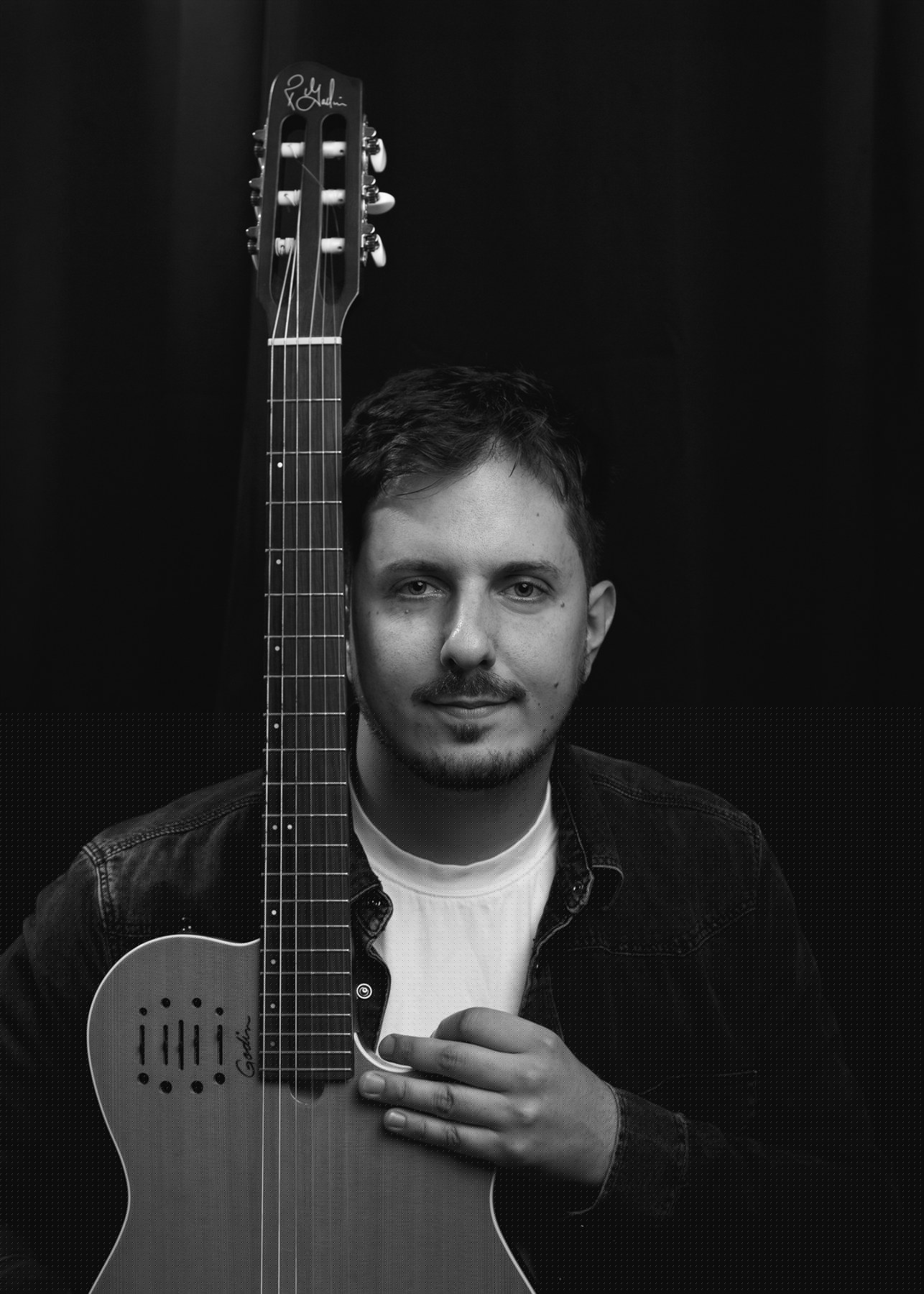 Mgr.art. Luka Vujović s gitarou